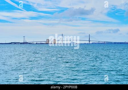 Genießen Sie die Fahrt entlang der Bucht von Cadiz mit Blick auf La Pepa (La Constitucion de 1812) oder die Verfassung von 1812 Brücke am Horizont, Cadiz, Spanien Stockfoto