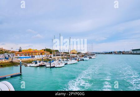 Die Fahrt entlang des Ufers des Guadalete-Flusses in der Stadt des Sherry-Dreiecks mit Blick auf Yachten und Boote, die auf den Werften in El Puerto, Spanien, vor Anker liegen Stockfoto