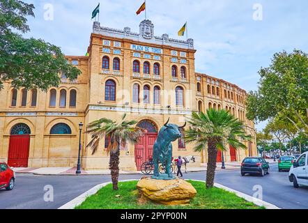 EL PUERTO, SPANIEN - 21. SEPTEMBER 2019: Statue von El Toro (Stier) aus Bronze inmitten des Gartenbetts vor der Stierkampfarena auf der Plaza de Toros, am 21. September in El Stockfoto