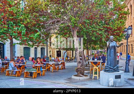 CADIZ, SPANIEN - 21. SEPTEMBER 2019: Die Statue von La Perla de Cadiz an den üppigen Bäumen und im Freien, am 21. September in Cadiz Stockfoto