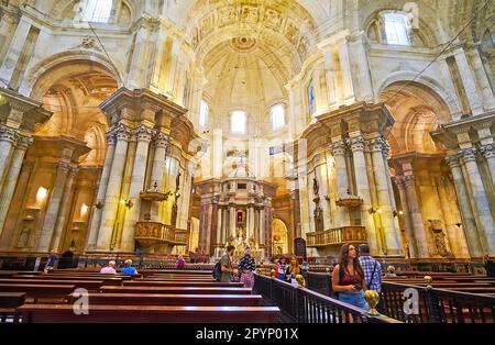 CADIZ, SPANIEN - 21. SEPTEMBER 2019: Das Innere der Kathedrale von Cadiz mit geschnitztem Gewölbe aus Stein, monumentalen Säulen und dem Hauptaltar der unbefleckten Empfängnis, am September Stockfoto