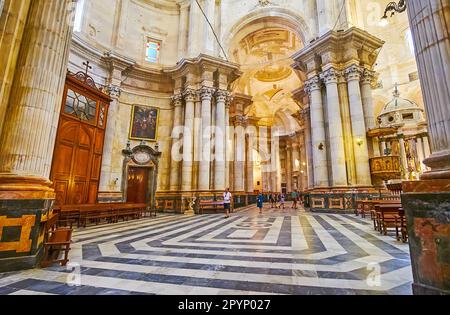 CADIZ, SPANIEN - 21. SEPTEMBER 2019: Das monumentale barocke Innere der Kathedrale von Cadiz mit hohen geschnitzten Steinsäulen, am 21. September in Cadiz Stockfoto