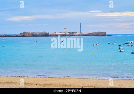 Die mittelalterliche Burg San Sebastian aus Stein von La Caleta Beach, Cadiz, Costa de la Luz, Spanien Stockfoto