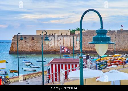 Die Steinmauern der Burg Santa Catalina am Ufer der Bucht von Cadiz, Spanien Stockfoto