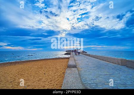 Blue Hour-Blick auf La Caleta Beach, Atlantik und alten Steindeich von San Sebastian Castle, Cadiz, Spanien Stockfoto