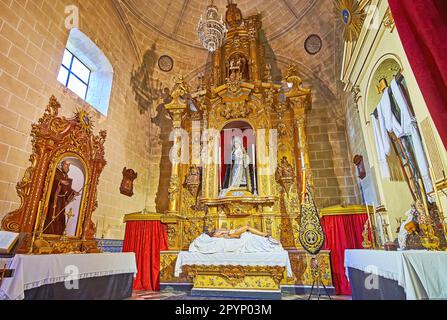 EL PUERTO, SPANIEN - 21. SEPTEMBER 2019: Die reich verzierte Kapelle in der Großen Priorischen Kirche mit geschnitztem Altarbild, vergoldet und mit Schrumpf dekoriert Stockfoto