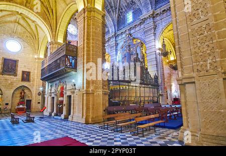 EL PUERTO, SPANIEN - 21. SEPTEMBER 2019: Die Gebetshalle der Großen Priorischen Kirche aus Stein, dekoriert mit geschnitzten Wänden, Säulen und kunstvollem Chor, am 21. September in E Stockfoto