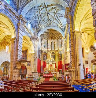 EL PUERTO, SPANIEN - 21. SEPTEMBER 2019: Die mittelalterliche Gebetshalle der Großen Priorischen Kirche mit prunkvoller Capilla Mayor, geschnitzten Säulen und Rippgewölbedecke, o Stockfoto