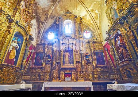 EL PUERTO, SPANIEN - 21. SEPTEMBER 2019: Die kunstvoll verzierte mittelalterliche Kapelle in der Großen Priorischen Kirche mit Skulpturen von Heiligen, Reliefmustern, Gold und Formen Stockfoto