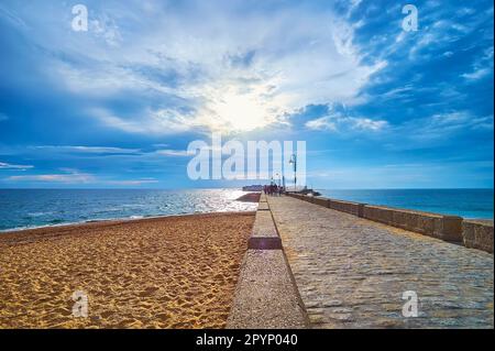 Die bewölkte Dämmerung über dem mittelalterlichen Stein von San Sebastian Castle, La Caleta Beach und Atlantik, Cadiz, Spanien Stockfoto