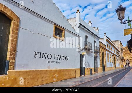 EL PUERTO, SPANIEN - 21. SEPTEMBER 2019: Die schmale Calle Palacios mit altem Gebäude eines Weinguts (Bodegas) Puerto Fino der Caballero Weingüter, am 21. September Stockfoto