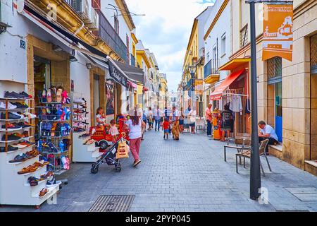 EL PUERTO, SPANIEN - 21. SEPTEMBER 2019: Die überfüllte Calle Abastos Street mit Geschäften, Cafés und Bars, am 21. September in El Puerto, Spanien Stockfoto