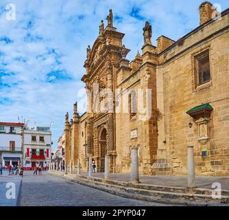 EL PUERTO, SPANIEN - 21. SEPTEMBER 2019: Die Steinfassade der Kirche Great Priory mit reich verziertem, geschnitztem Puerta del Perdon (Tür der Vergebung), Plaza Stockfoto