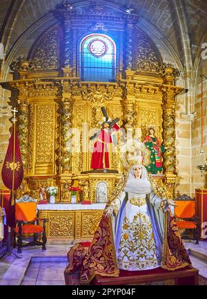 EL PUERTO, SPANIEN - 21. SEPTEMBER 2019: Die Statue der Jungfrau Maria in der kunstvoll verzierten Kapelle der Großen Priorischen Kirche, dekoriert mit einem goldenen Altar, am 21. September Stockfoto