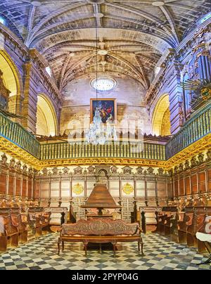 EL PUERTO, SPANIEN - 21. SEPTEMBER 2019: Der elegante, geschnitzte Holzchor in der Great Priory Church, am 21. September in El Puerto, Spanien Stockfoto