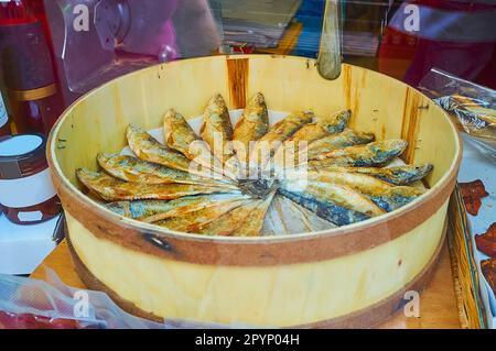 Die runde Holzkiste mit gesalzenen Sardinen auf der Theke des Abastos Markts (Mercado de Abastos de la Concepcion), El Puerto, Spanien Stockfoto