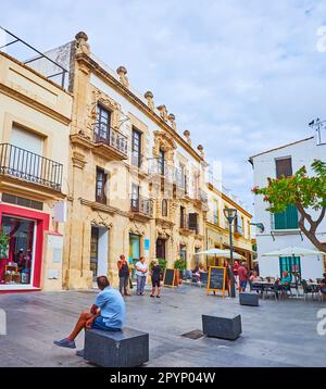 EL PUERTO, SPANIEN - 21. SEPTEMBER 2019: Das malerische Steinhaus blickt auf die schmale Fußgängerzone Calle Placilla, die sich am 2. September in der Altstadt befindet Stockfoto