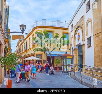 EL PUERTO, SPANIEN - 21. SEPTEMBER 2019: Die überfüllte Calle Abastos Street mit Seitenwand des Abastos Markts, Geschäften und kleinen Geschäften, am 21. September in El Puerto, Stockfoto