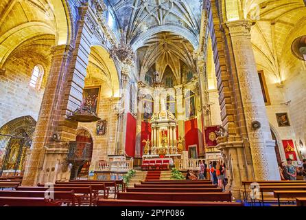 EL PUERTO, SPANIEN - 21. SEPTEMBER 2019: Das mittelalterliche Steininnere der Great Priory Kirche mit der wunderschönen Capilla Mayor, dekoriert mit geschnitztem Altarpi aus Stein Stockfoto