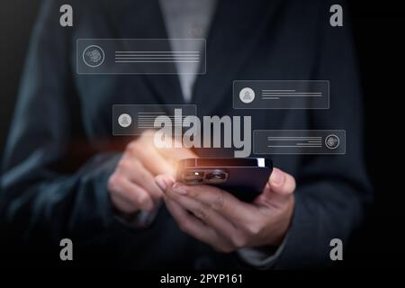 Geschäftsmann, der Chatbot auf einem Smartphone mit künstlicher Intelligenz verwendet Stockfoto