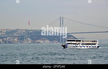 Istanbul Türkei. 16. April 2023. Der Bosporus ist eine Meerenge, die Europa mit Asien verbindet. Es ist die touristischste Gegend von ​​Istanbul. Stockfoto