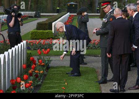 RHENEN - 04./05./2023, Königliche Hoheit Prinzessin Margriet, Professor Pieter van Vollenhoven und seine Hoheit Prinz Pieter-Christiaan legten Blumen auf die Gräber während des Nationalfeiertags des Militärdenkens im Grebbeberg-Militärparadies. ANP VINCENT JANNINK niederlande raus - belgien raus Stockfoto