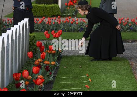 RHENEN - 04./05./2023, Königliche Hoheit Prinzessin Margriet, Professor Pieter van Vollenhoven und seine Hoheit Prinz Pieter-Christiaan legten Blumen auf die Gräber während des Nationalfeiertags des Militärdenkens im Grebbeberg-Militärparadies. ANP VINCENT JANNINK niederlande raus - belgien raus Stockfoto