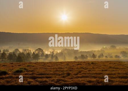 Farbenfroher Sonnenaufgang an einem Sommermorgen mit einem kleinen Nebel auf dem Boden und spektakulärer Aussicht auf die holländischen Hügel in der Nähe des Dorfes Kuttingen Stockfoto