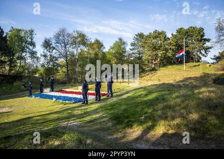 WASSENAAR - Gedenkstätte an der ehemaligen Waalsdorpervlakte-Hinrichtung in den Dünen von Wassenaar. Während die Bourdon-Glocke läutet, laufen die Menschen in einer Prozession vorbei am Denkmal und gedenken den Opfern des Zweiten Weltkriegs. ANP EVA PLEVIER niederlande raus - belgien raus Stockfoto