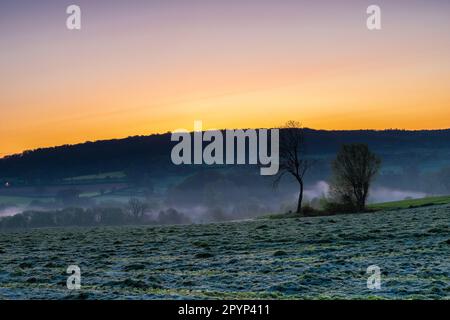 Farbenfroher Sonnenaufgang an einem Sommermorgen mit einem kleinen Nebel auf dem Boden und spektakulärer Aussicht auf die holländischen Hügel in der Nähe des Dorfes Kuttingen Stockfoto