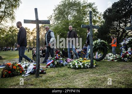 WASSENAAR - Gedenkstätte an der ehemaligen Waalsdorpervlakte-Hinrichtung in den Dünen von Wassenaar. Während die Bourdon-Glocke läutet, laufen die Menschen in einer Prozession vorbei am Denkmal und gedenken den Opfern des Zweiten Weltkriegs. ANP EVA PLEVIER niederlande raus - belgien raus Stockfoto