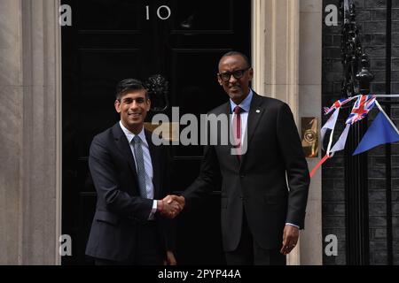 London, England, Großbritannien. 4. Mai 2023. Der britische Premierminister RISHI SUNAK trifft in der Downing Street den Präsidenten Ruandas, PAUL KAGAME. (Kreditbild: © Thomas Krych/ZUMA Press Wire) NUR REDAKTIONELLE VERWENDUNG! Nicht für den kommerziellen GEBRAUCH! Stockfoto