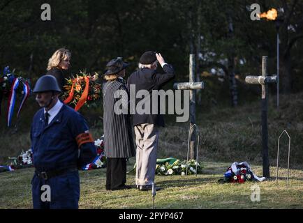 WASSENAAR - Gedenkstätte an der ehemaligen Waalsdorpervlakte-Hinrichtung in den Dünen von Wassenaar. Während die Bourdon-Glocke läutet, laufen die Menschen in einer Prozession vorbei am Denkmal und gedenken den Opfern des Zweiten Weltkriegs. ANP EVA PLEVIER niederlande raus - belgien raus Stockfoto