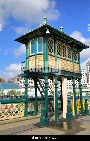 621 Control Cab der Pyrmont Bridge über die Cockle Bay von Darling Harbour. Sydney-Australien. Stockfoto