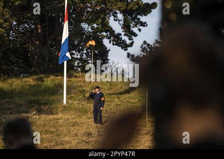 WASSENAAR - Gedenkstätte an der ehemaligen Waalsdorpervlakte-Hinrichtung in den Dünen von Wassenaar. Während die Bourdon-Glocke läutet, laufen die Menschen in einer Prozession vorbei am Denkmal und gedenken den Opfern des Zweiten Weltkriegs. ANP EVA PLEVIER niederlande raus - belgien raus Stockfoto