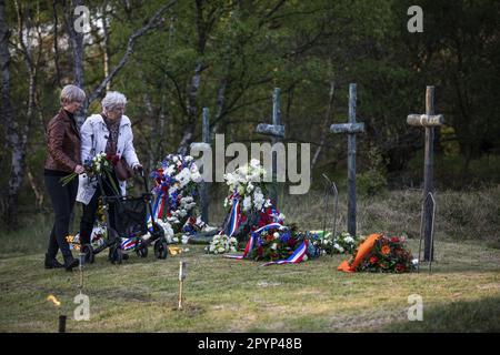 WASSENAAR - Gedenkstätte an der ehemaligen Waalsdorpervlakte-Hinrichtung in den Dünen von Wassenaar. Während die Bourdon-Glocke läutet, laufen die Menschen in einer Prozession vorbei am Denkmal und gedenken den Opfern des Zweiten Weltkriegs. ANP EVA PLEVIER niederlande raus - belgien raus Stockfoto