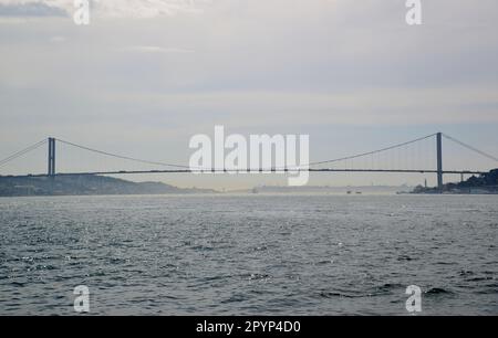 Istanbul Türkei. 16. April 2023. Der Bosporus ist eine Meerenge, die Europa mit Asien verbindet. Es ist die touristischste Gegend von ​​Istanbul. Stockfoto