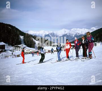 Österreich. Tirol. Skischule auf Pisten über Lizum. Stockfoto