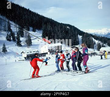 Österreich. Tirol. Skischule auf Pisten über Lizum. Stockfoto