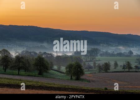 Farbenfroher Sonnenaufgang an einem Sommermorgen mit einem kleinen Nebel auf dem Boden und spektakulärer Aussicht auf die holländischen Hügel in der Nähe des Dorfes Kuttingen Stockfoto