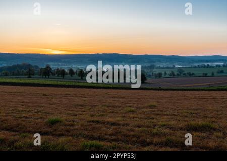 Farbenfroher Sonnenaufgang an einem Sommermorgen mit einem kleinen Nebel auf dem Boden und spektakulärer Aussicht auf die holländischen Hügel in der Nähe des Dorfes Kuttingen Stockfoto