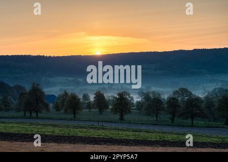 Farbenfroher Sonnenaufgang an einem Sommermorgen mit einem kleinen Nebel auf dem Boden und spektakulärer Aussicht auf die holländischen Hügel in der Nähe des Dorfes Kuttingen Stockfoto