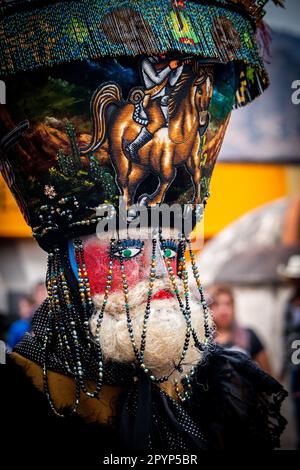 Chinelos sind ein traditioneller, bunt kostümierter Tänzer im Karneval, der im mexikanischen Staat Morelos in der Nähe von Tepoztlan, dem Staat Mexiko und Mexic beliebt ist Stockfoto