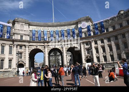 Admiralty Arch aus der Mall gesehen. Die Flaggen fliegen in Vorbereitung auf die Krönung von König Karl III Stockfoto