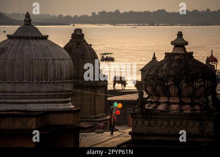 Ein Ballonverkäufer auf den Ghats von Maheshwar, Madhya Pradesh, Indien Stockfoto