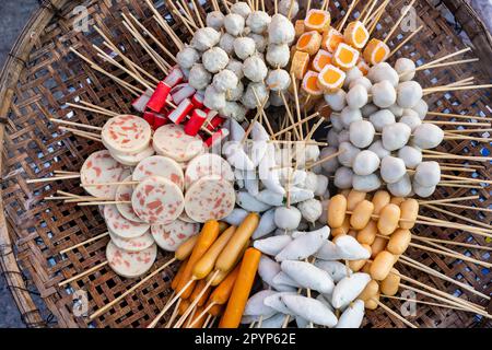 Frittierte Speisen mit Stöcken, thailändischen Stil essen, essen in Bangkok, Thailand, Nahaufnahme Stockfoto