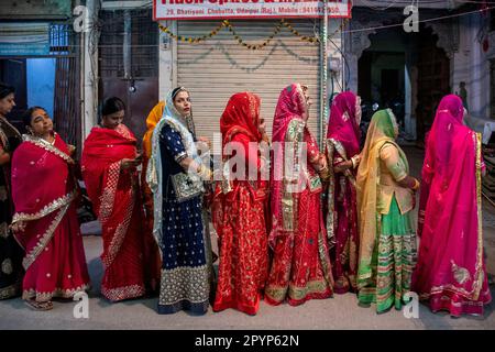 Frauen stehen während des Diwali in Udaipur, Rajasthan, Indien, in der Warteschlange, um einen Tempel zu besuchen Stockfoto