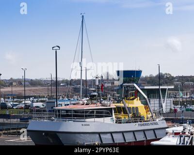 Fischerpatrouillenboot mit Hummertöpfen am Fluss Tyne in Royal Quays Marina, North Shields, Großbritannien Stockfoto