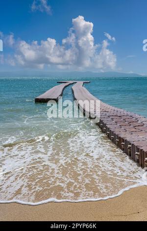 PlastikPontongang schwimmt im Wasser am tropischen Strand auf der Insel Koh Phangan, Thailand Stockfoto