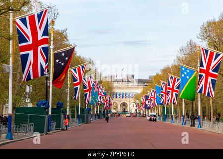 Flaggen für die Krönung von König Karl III. Am Samstag, den 6. Mai Stockfoto